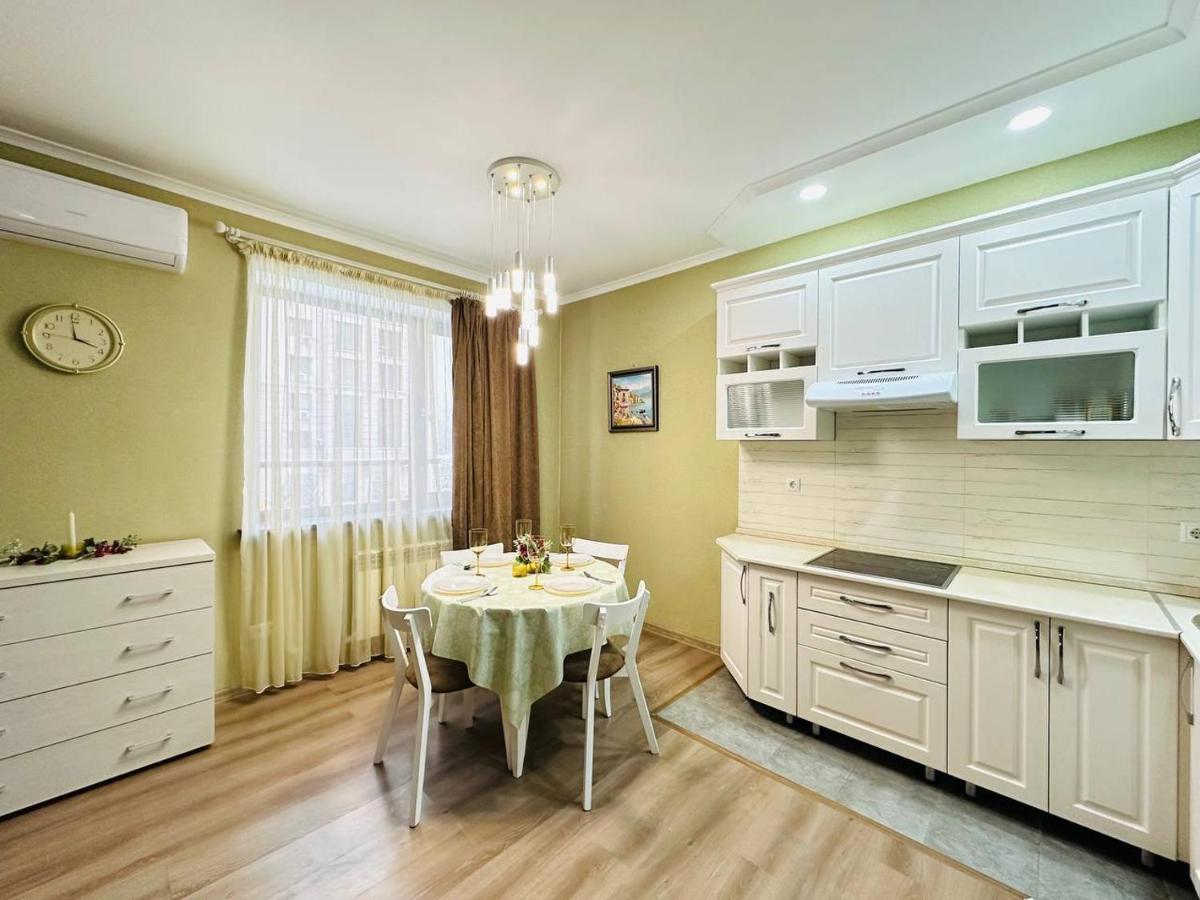Appartamento Central Park In The City Center Almaty Esterno foto